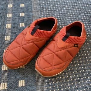 Teva ReEMBER Moc slipper/sneaker, women's 9, rust red / orange, like new